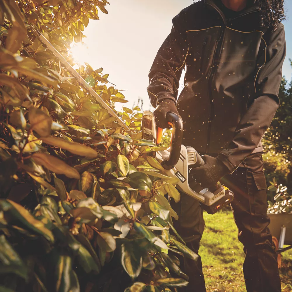 Titan TTI827HDC 45cm 18V 1 X 2.0Ah Li-Ion TXP Cordless Hedge Trimmer - Image 3