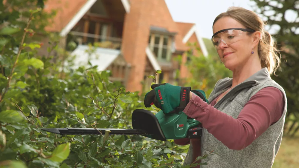 Bosch 45cm 18V 1 X 2.0Ah Li-Ion Cordless Hedge Cutter - Image 4