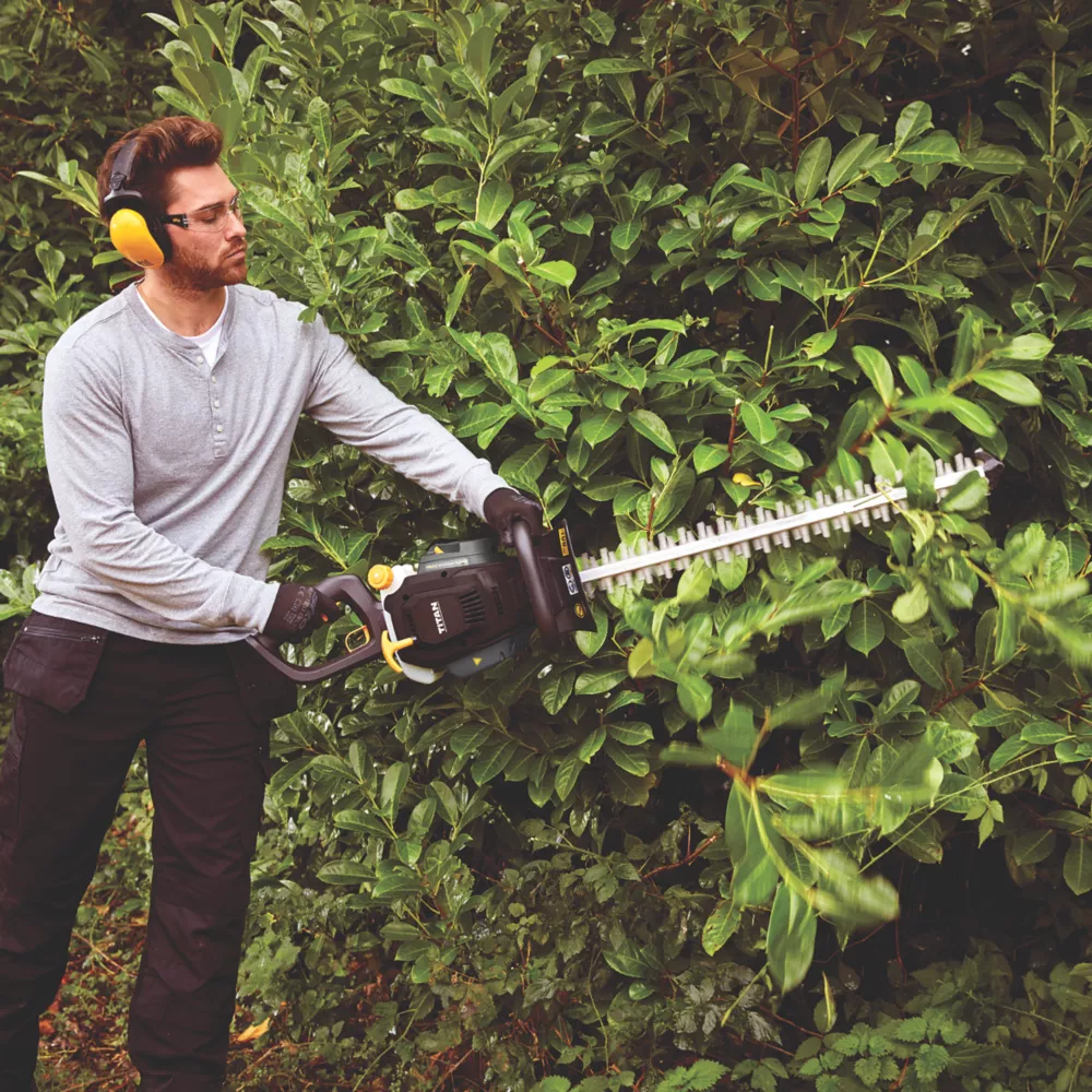 Titan TTHTP26 67cm 26cc Hedge Trimmer - Image 3