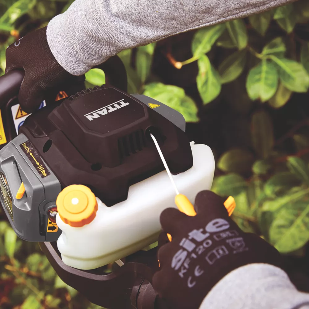 Titan TTHTP26 67cm 26cc Hedge Trimmer - Image 4