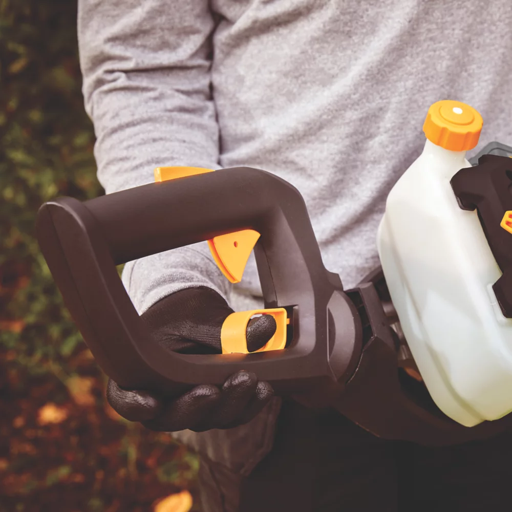 Titan TTHTP26 67cm 26cc Hedge Trimmer - Image 5