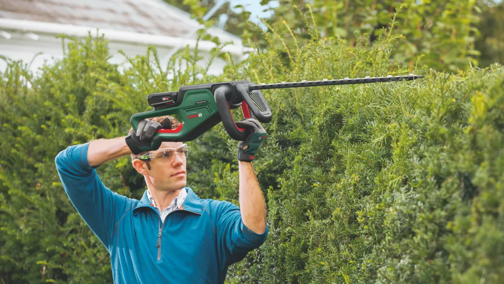 Bosch UniversalHedgeCut 18V-55 55cm 18V 1 X 2.5Ah Li-Ion Power For All Brushless Cordless Hedge Trimmer - Image 2