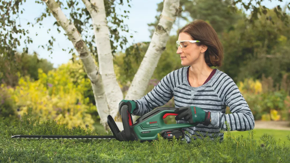 Bosch UniversalHedgeCut 18V-55 55cm 18V 1 X 2.5Ah Li-Ion Power For All Brushless Cordless Hedge Trimmer - Image 4