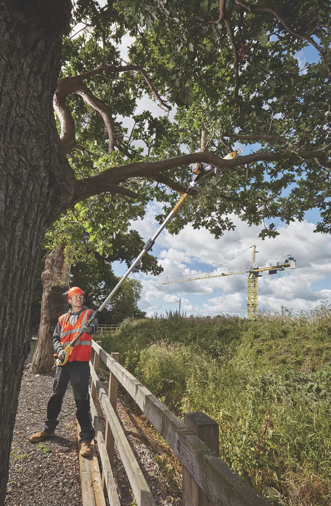 DeWalt DCMPS567P1 18V 1 X 5.0Ah Li-Ion XR Brushless Cordless 20cm Pole Saw - Image 7