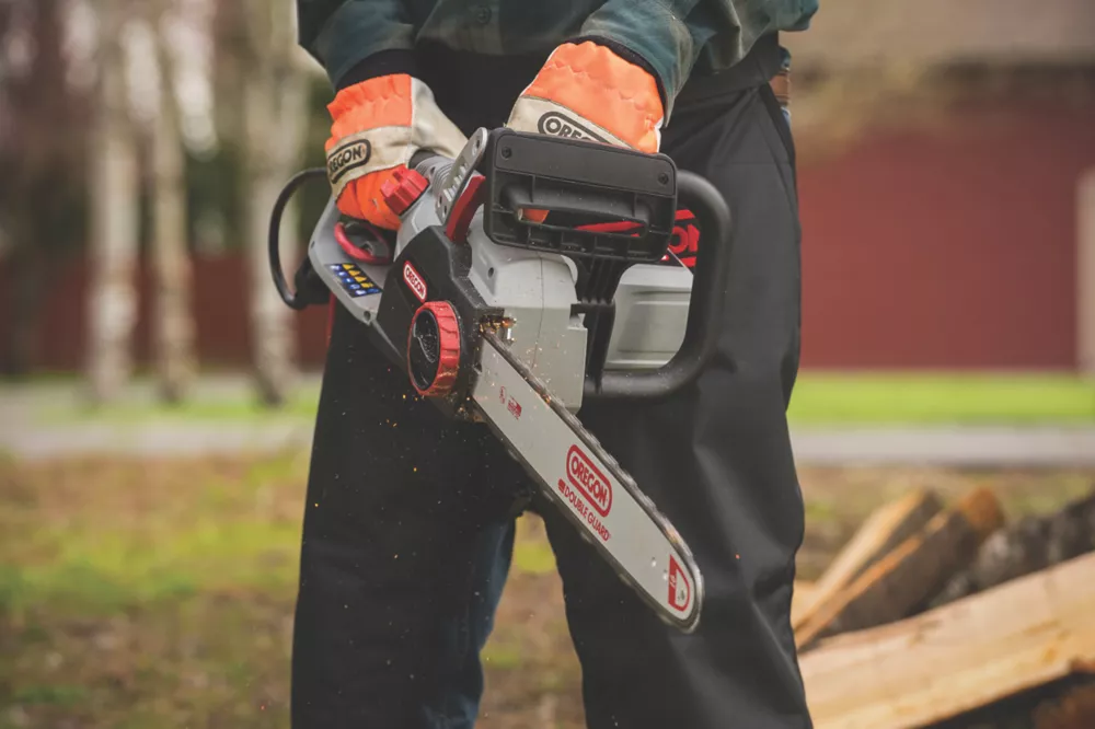Oregon CS1500 2400W 230V Electric 45cm Self-Sharpening Chainsaw - Image 4