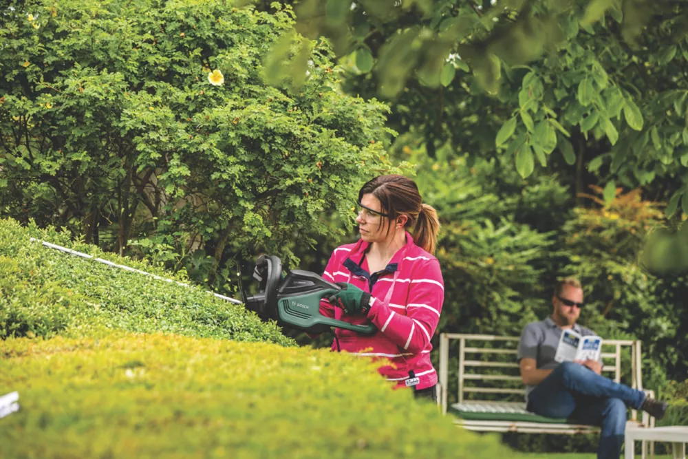 Bosch AdvancedHedgeCut 65 65cm 500W 240V Corded Brushless Hedge Trimmer - Image 3